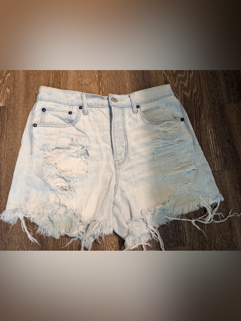 American Eagle Outfitters Light Wash Distressed Denim Shorts size 8 Women’s